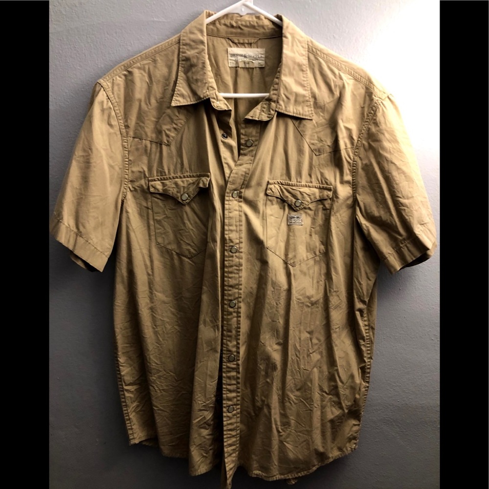 I’m selling a polo shirt button down!!!